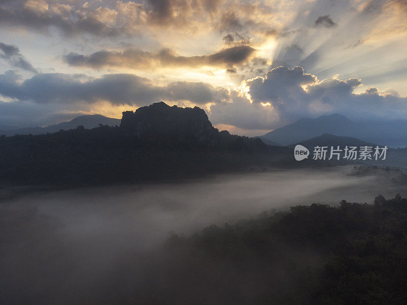 在泰国清迈省的Doi Luang Chiang Dao，日出时美丽的空中景观。